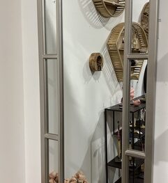 מראה מחולקת במסגרת עץ בגוון כסף במידה 75/160 ס"מ